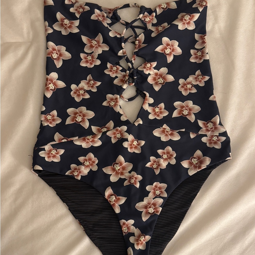 Acacia Bronx Isle One Piece (read description)